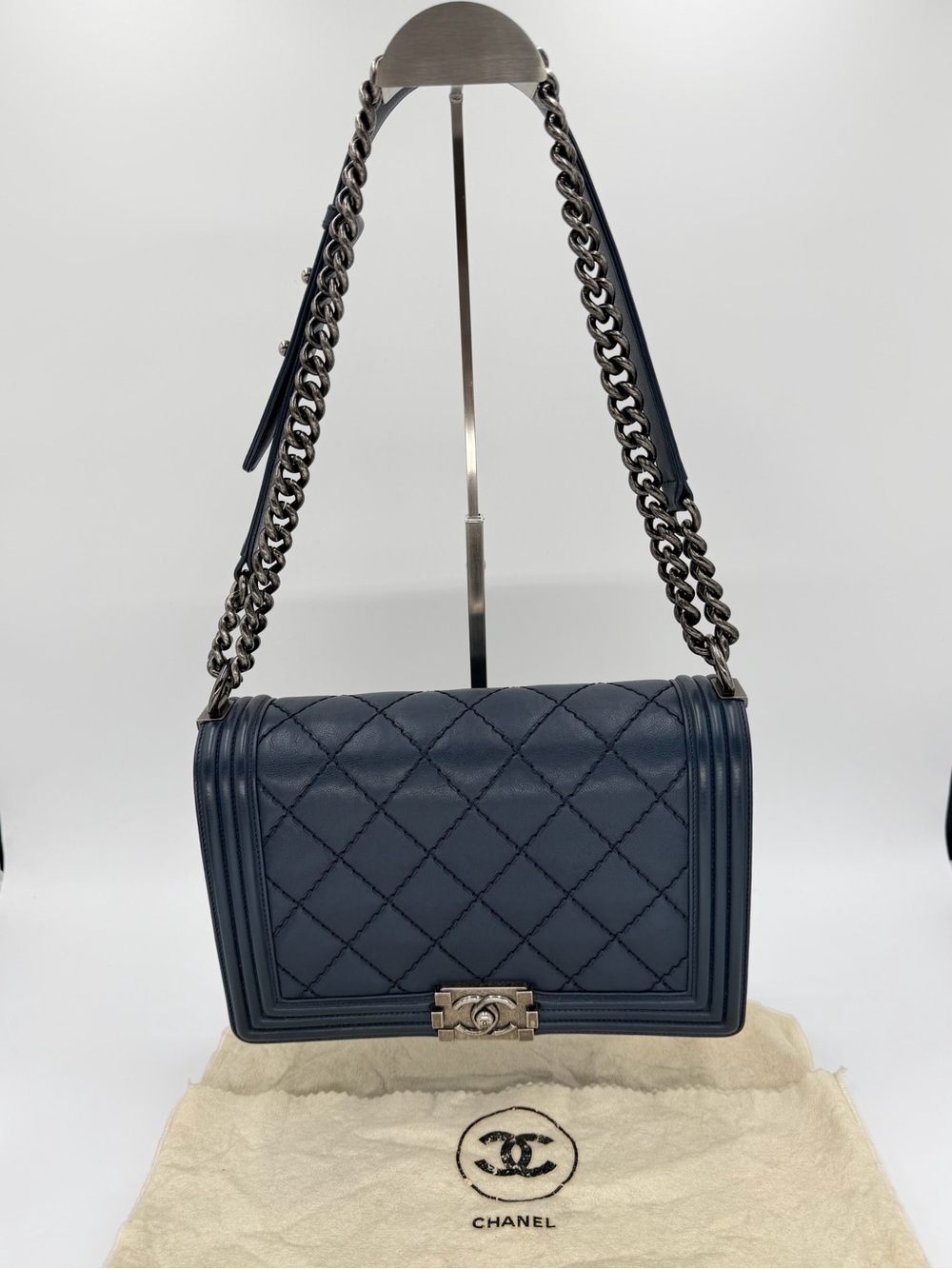 💙CHANEL Navy Quilted Medium Boy Bag 💙